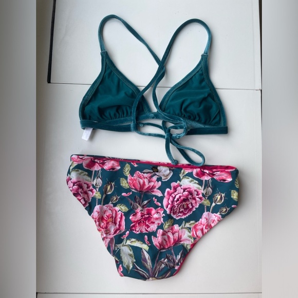 La vie en rose velvet top and reversible bikini bottoms. - Picture 2 of 4